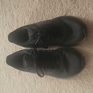 Black nike sneakers 7.5